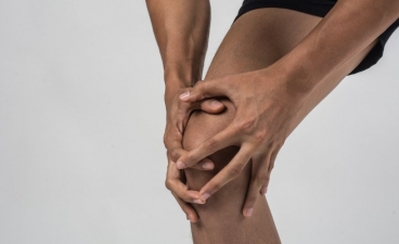Kelio skausmas vidinėje arba išorinėje kelio pusėje – priežastys ir gydymas
